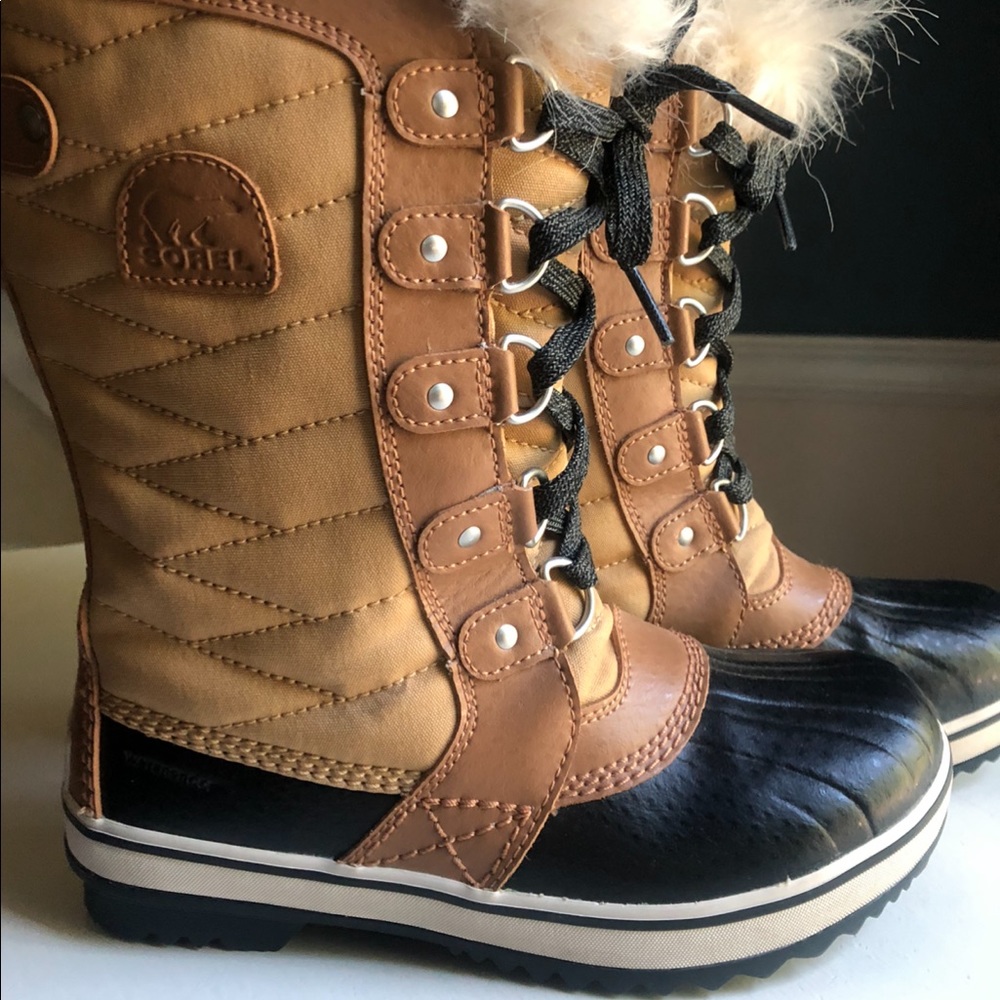 Sorel Tan and Black Lace Up Boots